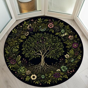 Peut inclure: Un tapis rond noir et vert avec un grand arbre stylis&eacute; au centre. L'arbre a un tronc &eacute;pais et de nombreuses branches avec des feuilles vertes. L'arbre est entour&eacute; d'un anneau de fleurs et de feuilles dans des tons de rose, violet et blanc.