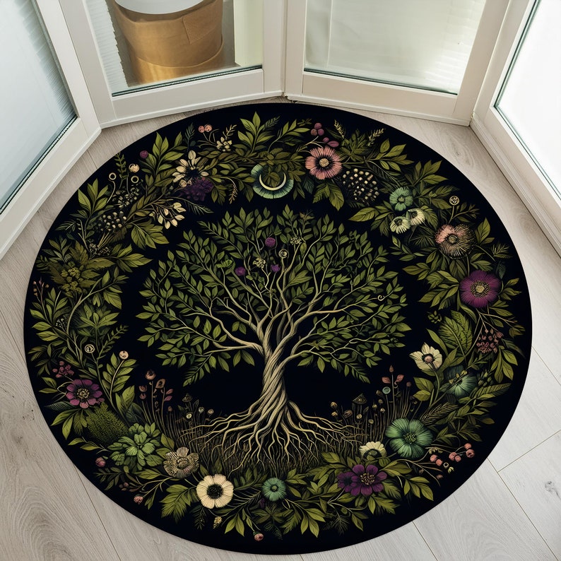 Peut inclure: Un tapis rond noir et vert avec un grand arbre stylis&eacute; au centre. L'arbre a un tronc &eacute;pais et de nombreuses branches avec des feuilles vertes. L'arbre est entour&eacute; d'un anneau de fleurs et de feuilles dans des tons de rose, violet et blanc.