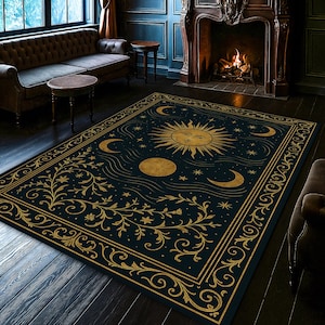 Puede incluir: Una alfombra rectangular con un diseño celestial. La alfombra presenta un fondo azul oscuro con ilustraciones doradas de sol, luna y estrellas. El borde tiene un patrón floral dorado ornamentado. La alfombra está sobre un piso de madera oscura.