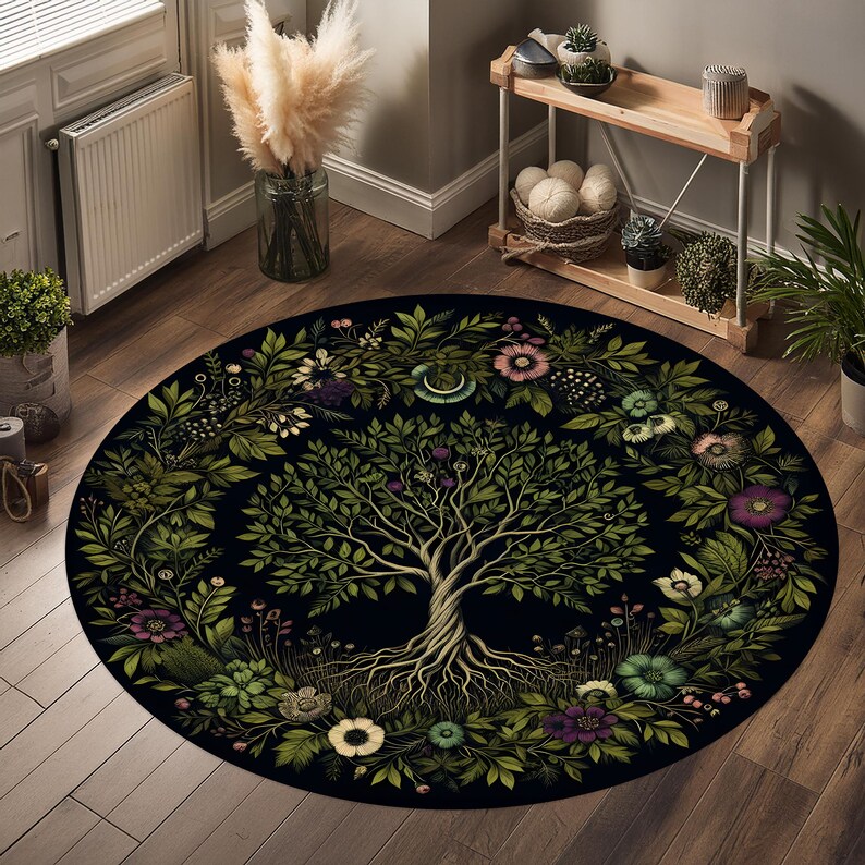 Peut inclure: Un tapis rond avec un fond noir repr&eacute;sentant une illustration d&eacute;taill&eacute;e d'un arbre de vie avec des racines complexes et une canop&eacute;e verdoyante. L'arbre est entour&eacute; d'une couronne de fleurs et de feuilles color&eacute;es.