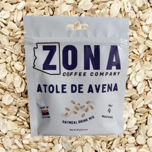 Könnte beinhalten: Ein weißer Beutel mit einem blauen Logo, auf dem "ZONA COFFEE COMPANY" und "ATOLE DE AVENA" steht. Der Beutel enthält einen 30 g (1,13 oz) Hafergetränke-Mix. Der Beutel wird in Arizona hergestellt und enthält nur 4 Zutaten.