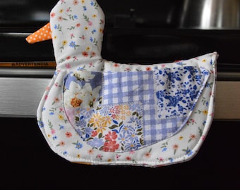 Silly Goose Potholder – Quilted Cotton Kitchen Accessory, Oven Mitt, Hot Dish Holder|Winifred