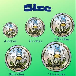 Pu&ograve; includere: Adesivi circolari in stile vetrata con un personaggio blu dei cartoni animati e un dente di leone. Le dimensioni variano da 10,16 cm a 30 cm di diametro. La parola "Size" &egrave; visualizzata in blu in alto.