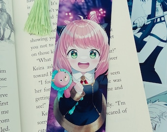 Könnte beinhalten: Ein Anime-Charakter mit rosa Haaren und grünen Augen hält ein Plüschtier in einem dunkelvioletten und goldenen Outfit. Der Hintergrund ist ein galaktisches Design mit Sternen und Schmetterlingen.