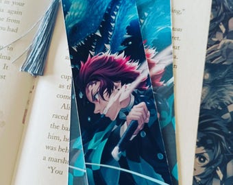 Pode incluir: Dois marcadores de estilo anime azul e branco com um personagem de cabelo vermelho e uma espada. O personagem está rodeado por criaturas azuis e brancas que parecem dragões.