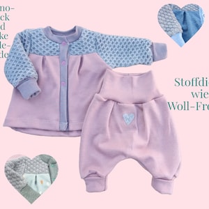 Könnte beinhalten: Ein Baby-Outfit-Set in Rosa und Blau. Das Oberteil ist ein langärmliges Hemd mit Knöpfen und einem strukturierten Muster an Schultern und Ärmeln. Die Hose ist locker geschnitten und hat ein herzförmiges Design auf der Vorderseite. Der Text "Stoffdicke wie Woll-Frotteé" ist auf dem Bild zu sehen.