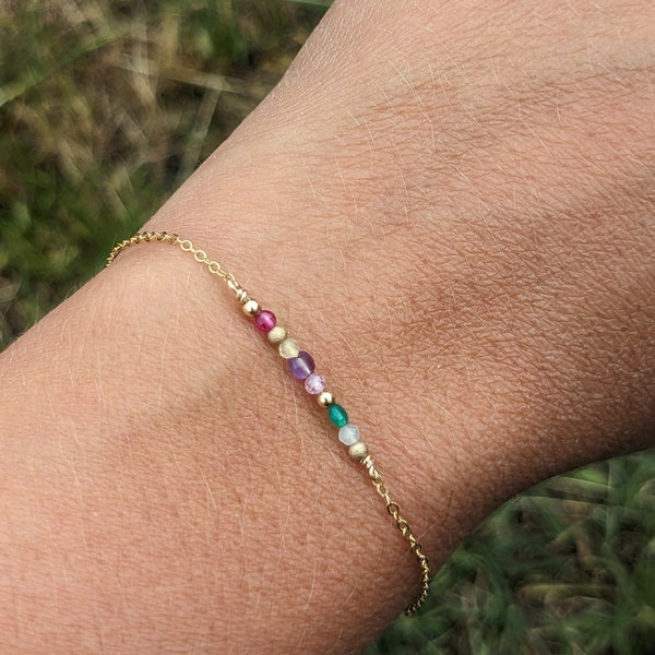 Bracelet pierres naturelles multicolores, bracelet chaine fine gold filled, cadeau femme, cadeau petite amie, bijou jeune fille fait main