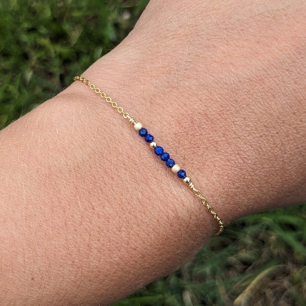 Bracelet pierres naturelles bleues, bracelet lapis lazuli et gold filled, bijou chaine fine, cadeau femme saint valentin, cadeau jeune fille