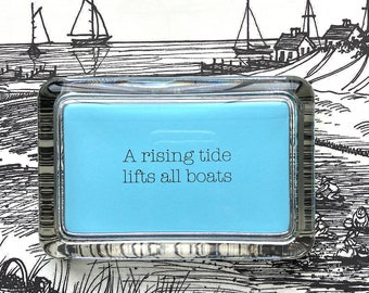 Zitat „A Rising Tide Lifts All Boats“, handgefertigter inspirierender Briefbeschwerer aus Glas