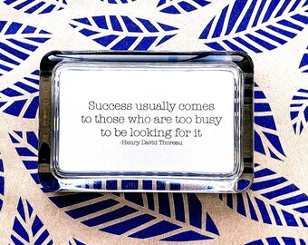 Henry David Thoreau Zitat "Erfolg kommt normalerweise zu denen, die zu beschäftigt sind, um danach zu suchen" Handgefertigter Glas Inspirational Briefbeschwerer