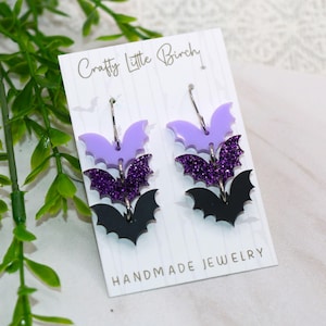Boucles d'oreilles pendantes superposées : lavande, violet pailleté, acrylique noir