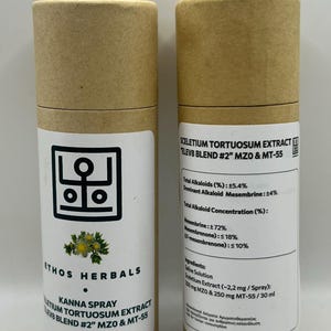 Könnte beinhalten: Zwei zylindrische Sprühflaschen mit beigefarbenen Kartonaußenseiten. Die linke Flasche hat ein weißes Etikett mit dem Text "ETHOS HERBALS" und "KANNA SPRAY". Die rechte Flasche hat ein Etikett mit Produktinformationen. Jede Flasche enthält 30 ml.