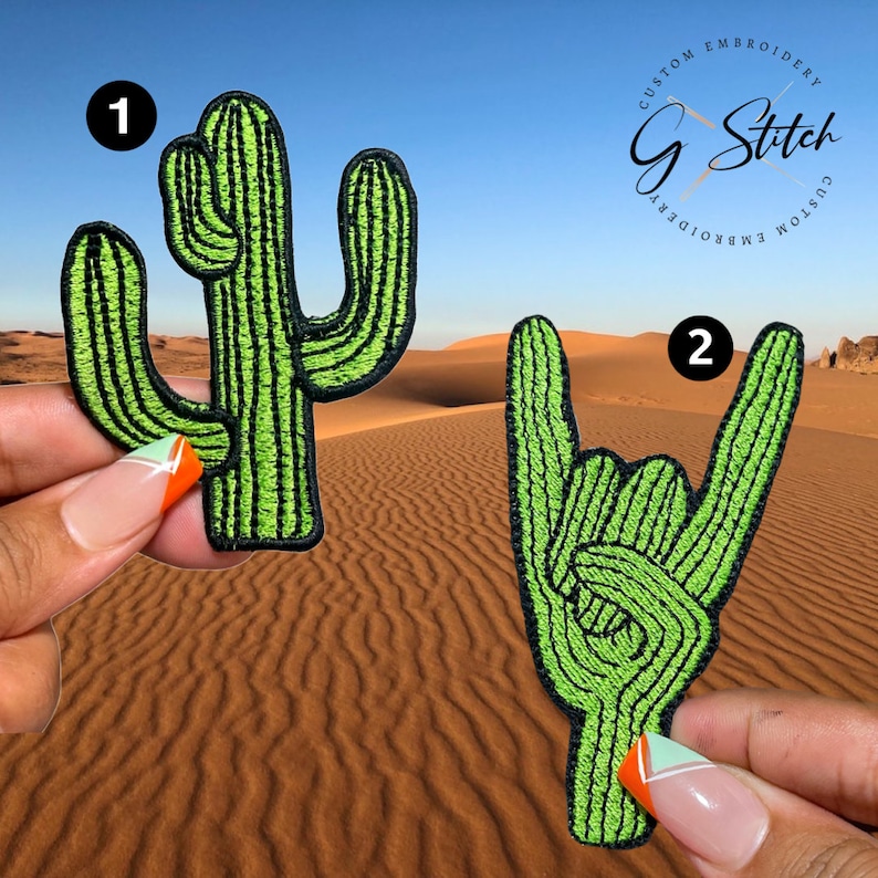 Puede incluir: Dos parches bordados: un cactus verde y una mano verde haciendo un gesto de rock and roll. Ambos parches tienen contornos negros y est&aacute;n colocados sobre un fondo des&eacute;rtico. Los parches est&aacute;n etiquetados 1 y 2.