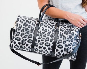 Hannah Vegan Leather Leopard Overnight Bag / Bolsa de mano / Bolsa de fin de semana / Bolsa de lona / Bolsa con estampado animal / Bolsa de viaje / Regalos del Día de la Madre