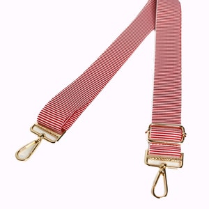 A red and white striped strap.