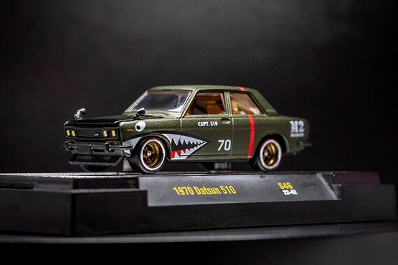 Modellino M2 Machines 1:24 Datsun 510 1970 – Kit Vernice Gialla, Edizione Limitata 1 Di 500