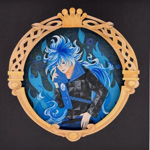 Könnte beinhalten: Papierkunst-Porträt einer Figur mit blauen Haaren und Kleidung, eingebettet in einen goldfarbenen, verzierten Rahmen. Die Figur ist von blauen Flammen umgeben, mit einem dunklen Hintergrund. Das Kunstwerk hat einen geschichteten, dreidimensionalen Effekt.