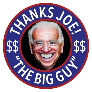 Könnte beinhalten: Ein blauer und roter runder Knopf mit dem Text "THANKS JOE!" in Weiß. Im Inneren des Kreises befindet sich eine Karikatur von Joe Biden mit dem Text "THE BIG GUY" und Dollarzeichen auf beiden Seiten.