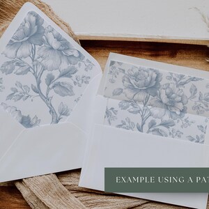 Pu&ograve; includere: Due buste bianche con un motivo floreale blu sulla fodera interna. Una busta &egrave; aperta e mostra la stampa botanica completa all'interno, mentre l'altra &egrave; parzialmente chiusa e mostra una parte dello stesso disegno floreale blu e bianco.