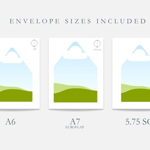 Pu&ograve; includere: Tre modelli di buste bianche con un design paesaggistico, ciascuno con una forma diversa. Le buste sono etichettate A6, A7 Euroflap e 5,75 SQ. Il testo "ENVELOPE SIZES INCLUDED" &egrave; nella parte superiore dell'immagine.