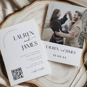 Op de afbeelding: Twee witte trouwuitnodigingen met zwarte tekst. Eén toont een foto van een dansend stel. De andere heeft de namen "LAUREN and JAMES" en huwelijksdetails. Er is ook een QR-code aanwezig.