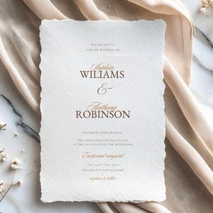 Op de afbeelding: Een trouwkaart op getextureerd gebroken wit papier. De namen "Sophia Williams" en "Anthony Robinson" staan in elegant schrift. De uitnodiging bevat de datum, tijd en locatie: Eastwood Vineyard, Wellington, Nieuw-Zeeland.