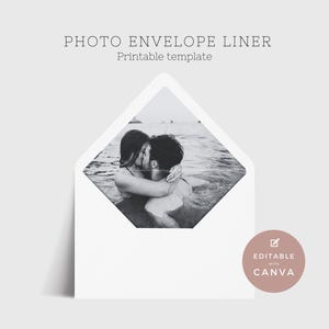 Könnte beinhalten: Ein weißer Umschlag mit einem Schwarz-Weiß-Foto eines sich küssenden Paares. Der Text "PHOTO ENVELOPE LINER Printable template" steht oben. Ein rosa Kreis mit "EDITABLE with CANVA" befindet sich unten rechts.