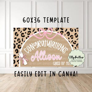 Può includere: Modello di banner di laurea con sfondo a stampa leopardata. Il banner presenta il testo "Congratulations Allison Class of 2023" in rosa e bianco. Il banner è etichettato "60x36 Template" e "Easily Edit in Canva!"