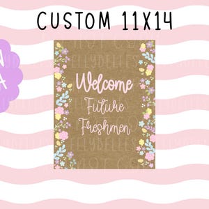 Puede incluir: Un letrero personalizado de 28 x 36 cm con el texto "Welcome Future Freshmen" en una fuente cursiva. El letrero tiene un fondo marrón con detalles florales y está sobre un fondo a rayas rosas y blancas. Un círculo morado con el texto "Edit in Canva" está en la esquina superior izquierda.