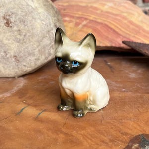 Vintage Ceramic Siamese Cat, Kitten, Unmarked, Porcelain Cat Sitting, 3 inches tall, Blue Eyed Kitty Cat, Pet, Feline