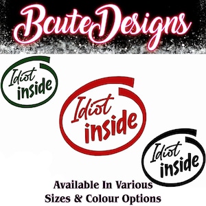 Può includere: L'immagine mostra tre adesivi "Idiot Inside" in verde, rosso e nero, ciascuno all'interno di una cornice ovale. Il testo "Available In Various Sizes & Colour Options" è visualizzato in basso. Il marchio "Beute Designs" è in alto.