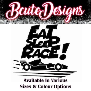 Könnte beinhalten: Ein schwarzer Vinyl-Aufkleber mit dem Text EAT SLEEP RACE! in einer fetten, stilisierten Schrift über einer Grafik eines Rennwagens mit Bewegungslinien. Oben im Bild ist der Markenname BcuteDesigns in einer pinkfarbenen Schreibschrift zu sehen.