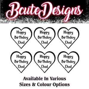 Puede incluir: Seis pegatinas blancas en forma de corazón con contornos negros y el texto negro Happy Birthday Dad. La parte superior de la imagen presenta el texto rosa BcuteDesigns sobre un fondo de purpurina negro. El texto inferior dice Available In Various Sizes & Colour Options.