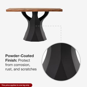 K&ouml;nnte beinhalten: Ein Holztisch mit einer braunen Tischplatte und einem schwarzen, pulverbeschichteten Gestell. Das Gestell hat ein einzigartiges, geometrisches Design. Der Text im Bild lautet: "Pulverbeschichtung: Sch&uuml;tzt vor Korrosion, Rost und Kratzern."