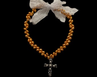 Chéri | Collier de perles d'eau douce fait main avec pendentif croix en argent et dentelle ivoire vintage