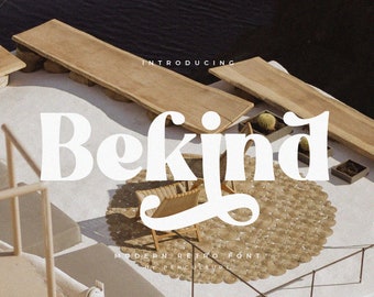 Op de afbeelding: Introductie van Bekind, een modern retro lettertype. Het lettertype wordt in wit weergegeven tegen een achtergrond van houten planken, een geweven tapijt en een cactus.