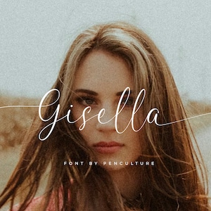 K&ouml;nnte beinhalten: Ein wei&szlig;es kursives Schriftdesign mit dem Wort "Gisella" in flie&szlig;ender Schrift. Der Text ist &uuml;ber ein verschwommenes Bild einer Frau mit langen braunen Haaren gelegt.