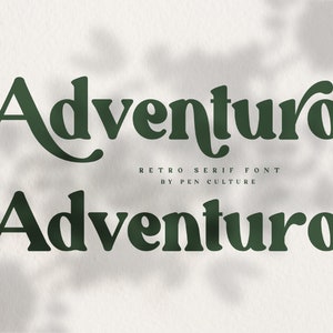 Può includere: Due istanze della parola "Adventuro" in un carattere serif retrò verde scuro sono visualizzate su uno sfondo bianco sporco strutturato. È visibile anche il testo "Retro Serif Font by Pen Culture".