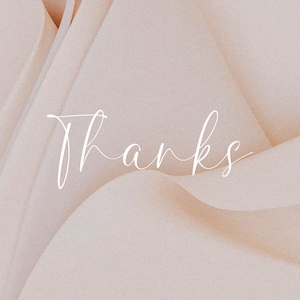 K&ouml;nnte beinhalten: Ein schlichtes, elegantes Design mit dem Wort "Danke" in wei&szlig;er Kursivschrift auf einem weichen, pfirsichfarbenen Hintergrund.
