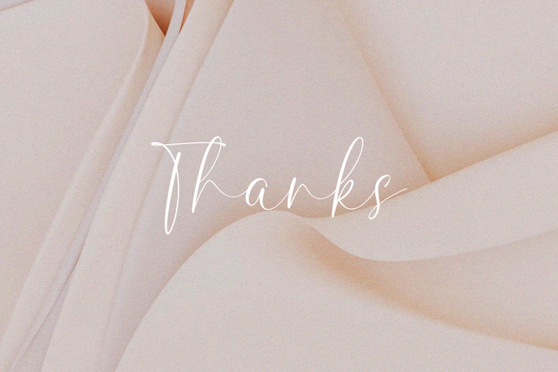 K&ouml;nnte beinhalten: Ein schlichtes, elegantes Design mit dem Wort "Danke" in wei&szlig;er Kursivschrift auf einem weichen, pfirsichfarbenen Hintergrund.