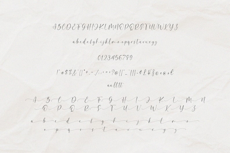 K&ouml;nnte beinhalten: Ein handgeschriebenes Alphabet in schwarzer Tinte auf einem wei&szlig;en strukturierten Hintergrund. Das Alphabet enth&auml;lt Gro&szlig;- und Kleinbuchstaben, Zahlen und Satzzeichen.