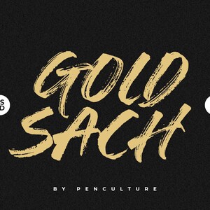 Puede incluir: Fuente de letra manuscrita Gold Sach, diseñada por Penculture, con el texto "ESTD 2025" en círculos más pequeños a ambos lados del texto principal.