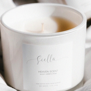 K&ouml;nnte beinhalten: Ein wei&szlig;es Kerzengef&auml;&szlig; mit einem Etikett, auf dem "Siella Heaven Scent Musky Amber & Rose 100% Cotton Wick Slow Burning Soy Candle 13 oz / 370g" steht.