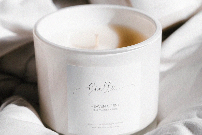 K&ouml;nnte beinhalten: Ein wei&szlig;es Kerzengef&auml;&szlig; mit einem Etikett, auf dem "Siella Heaven Scent Musky Amber & Rose 100% Cotton Wick Slow Burning Soy Candle 13 oz / 370g" steht.