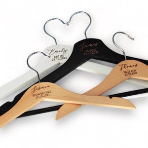 Qty 2 grucce personalizzate per matrimonio, grucce per abiti da sposa, grucce per testimoni, grucce in legno personalizzate, grucce per feste di matrimonio, grucce con nome, grucce per abiti da sposa