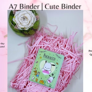 Puede incluir: Una taza de cerámica blanca con un asa negra y el texto "But First, Coffee" en negrita negra. La taza está llena de un líquido oscuro, probablemente café, y se encuentra sobre una superficie clara.