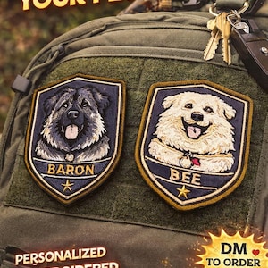 Op de afbeelding: Geborduurde patches met hondenportretten, met de namen "Baron" en "Bee". De patches zijn schildvormig met gouden randen en een ster. De afbeelding bevat de tekst "Proudly Patch Your Pet" en "Personalized Embroidered Patch!"