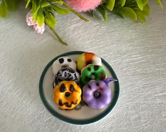Miniatuur halloweenbord met donuts - polymeerklei - poppenhuis