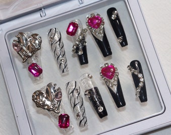 Prensa negra en las uñas, gran corazón plateado, uñas de lujo con joyas, uñas con estampado de cebra, uñas para fiesta de Halloween, uñas góticas emo punk góticas.