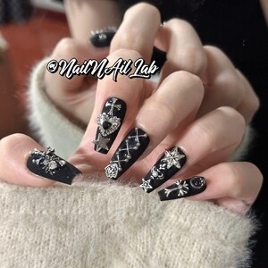Skull & Crossbones press on nails Goth Punk nails Dark black heart nails Luxury Halloween nails party nails fake nails long coffin nails